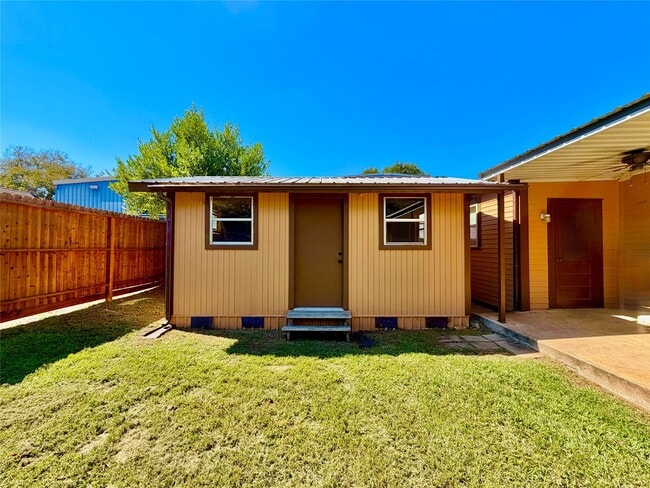 305 W Tom Green St in Brenham, TX - Building Photo - Building Photo