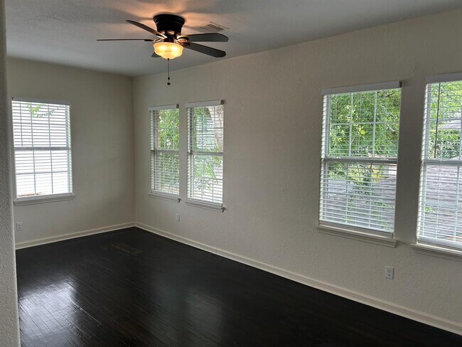 2103 Berry St in Houston, TX - Foto de edificio - Building Photo