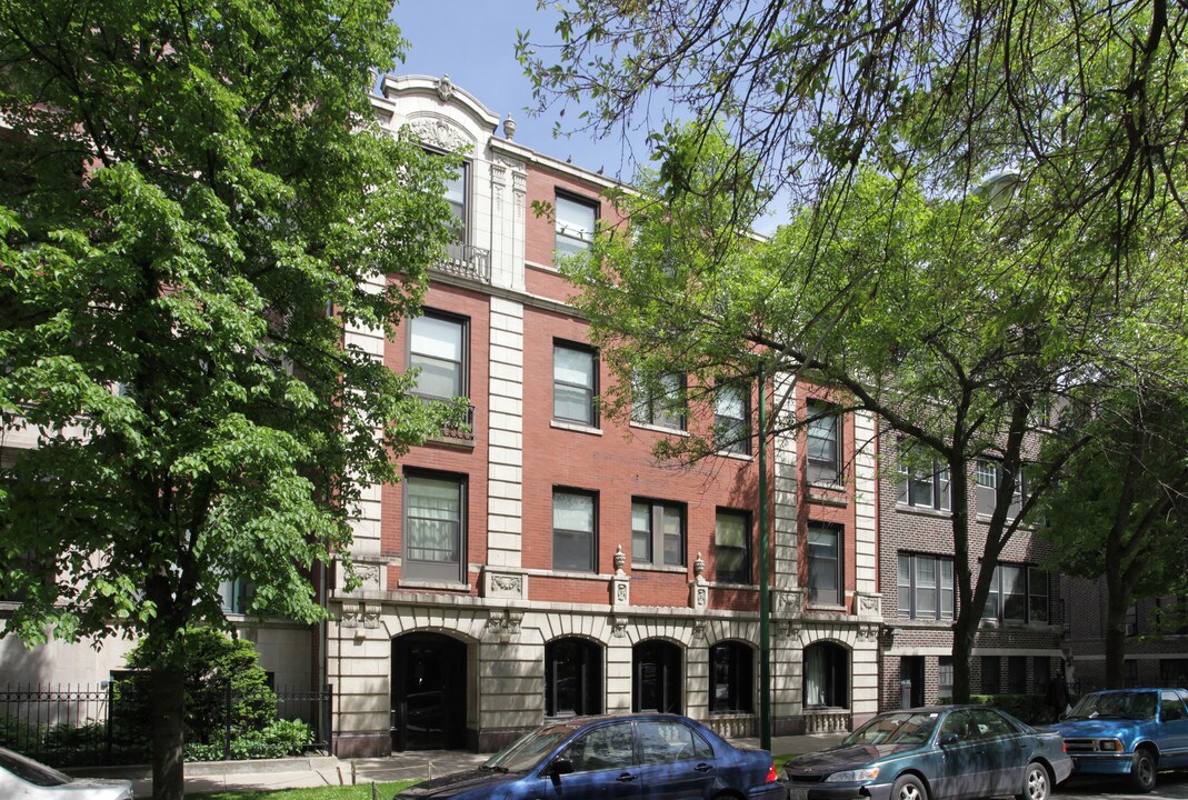 Hyde Park Beach in Chicago, IL - Building Photo