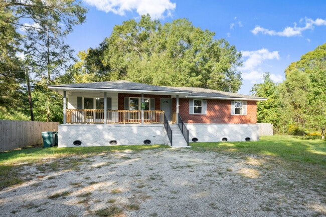 23705 Walker South Rd in Denham Springs, LA - Foto de edificio - Building Photo