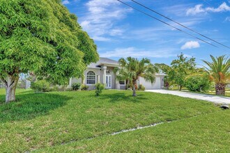 1701 SW Penrose Ave in Port St. Lucie, FL - Foto de edificio - Building Photo