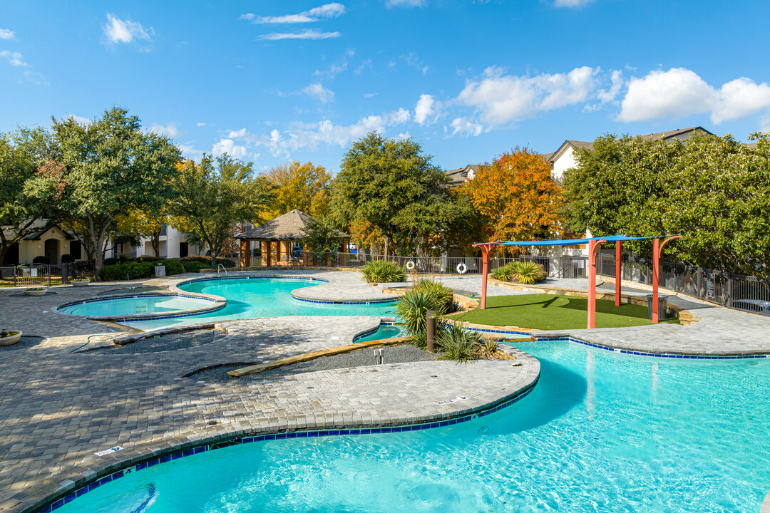 LADERA APARTMENTS in Dallas, TX - Building Photo