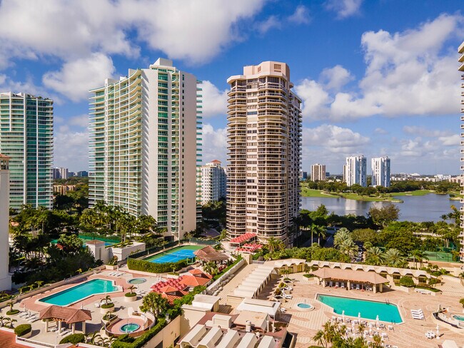The Landmark Club Condominium in Miami, FL - Foto de edificio - Building Photo