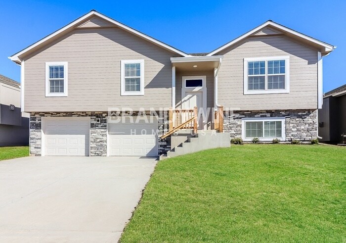 14312 Oakland Ct in Grandview, MO - Building Photo