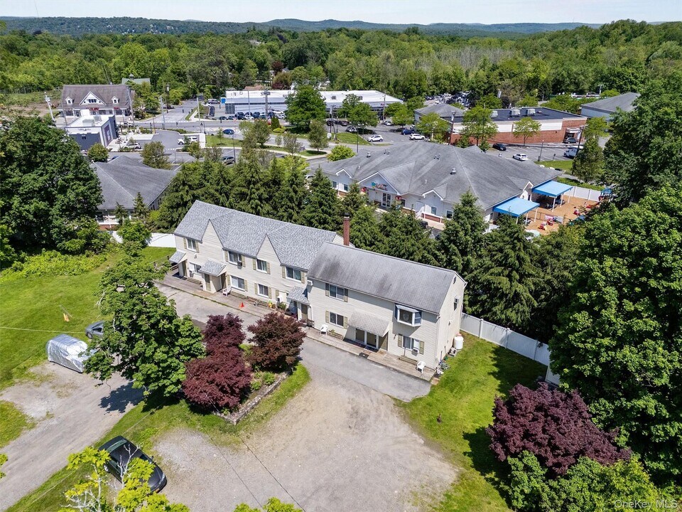 1860 E Main St in Mohegan Lake, NY - Building Photo