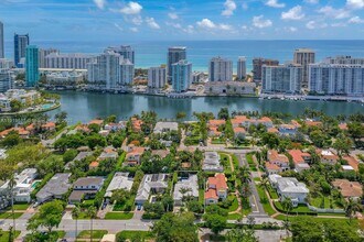 5915 La Gorce Dr in Miami Beach, FL - Building Photo - Building Photo