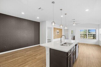 8215 McKamy Dr in Austin, TX - Foto de edificio - Building Photo