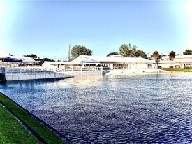 900 SW 11th Ave in Hallandale Beach, FL - Building Photo