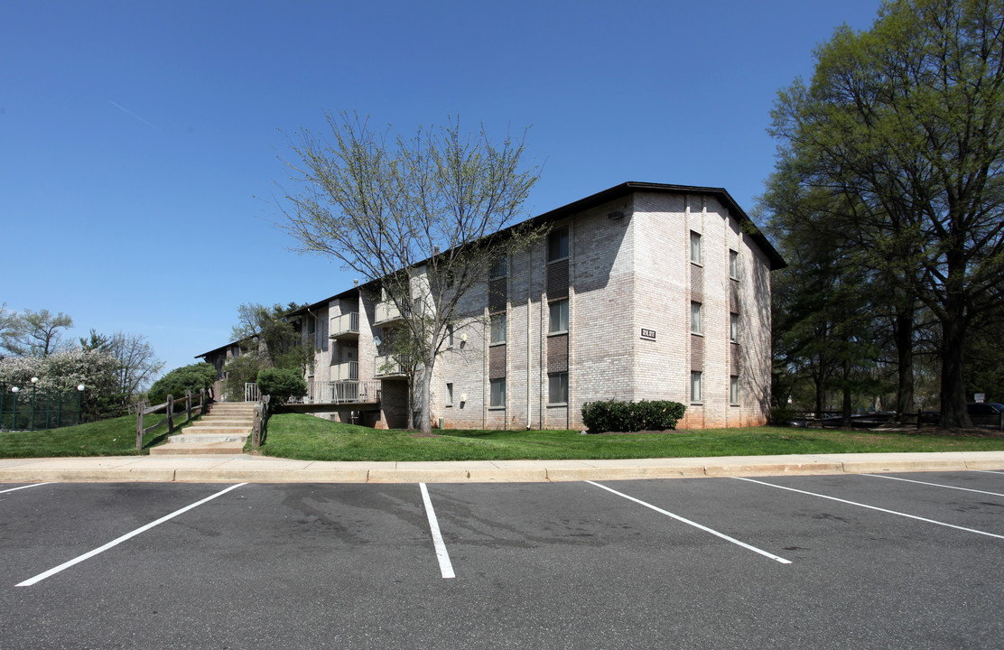 The Glens at Reed Station in Lanham, MD - Foto de edificio