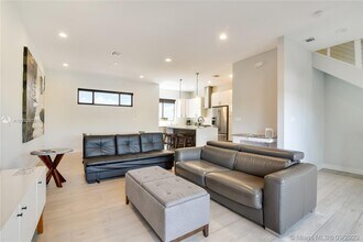835 NE 17th Terrace-Unit -10 in Fort Lauderdale, FL - Foto de edificio - Building Photo