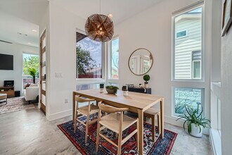 511 W Croslin St in Austin, TX - Foto de edificio - Building Photo