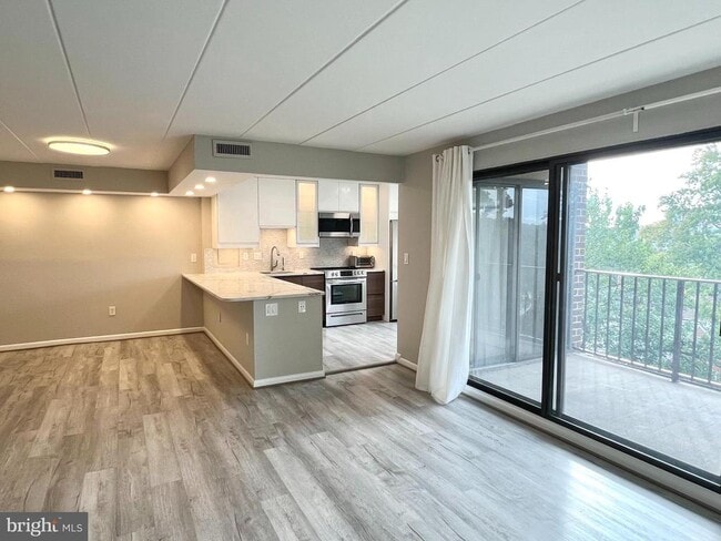 118 Roberts Ln in Alexandria, VA - Building Photo - Building Photo