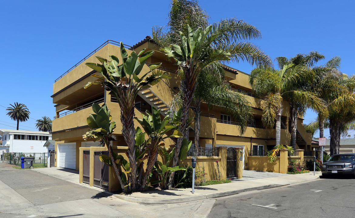 221 S Myers St in Oceanside, CA - Building Photo