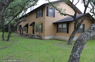 4 Deerfield Dr in Wimberley, TX - Building Photo