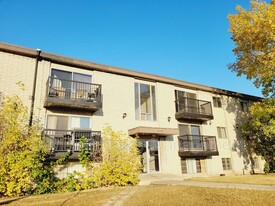 10140-10156 156 St NW in Edmonton, AB - Building Photo