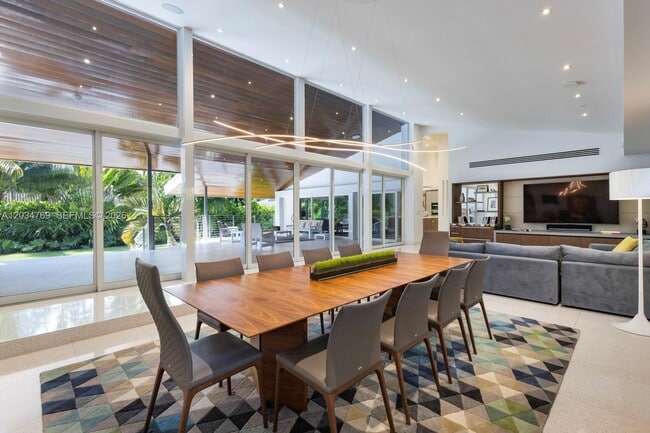 property at 5780 Las Palmas Dr