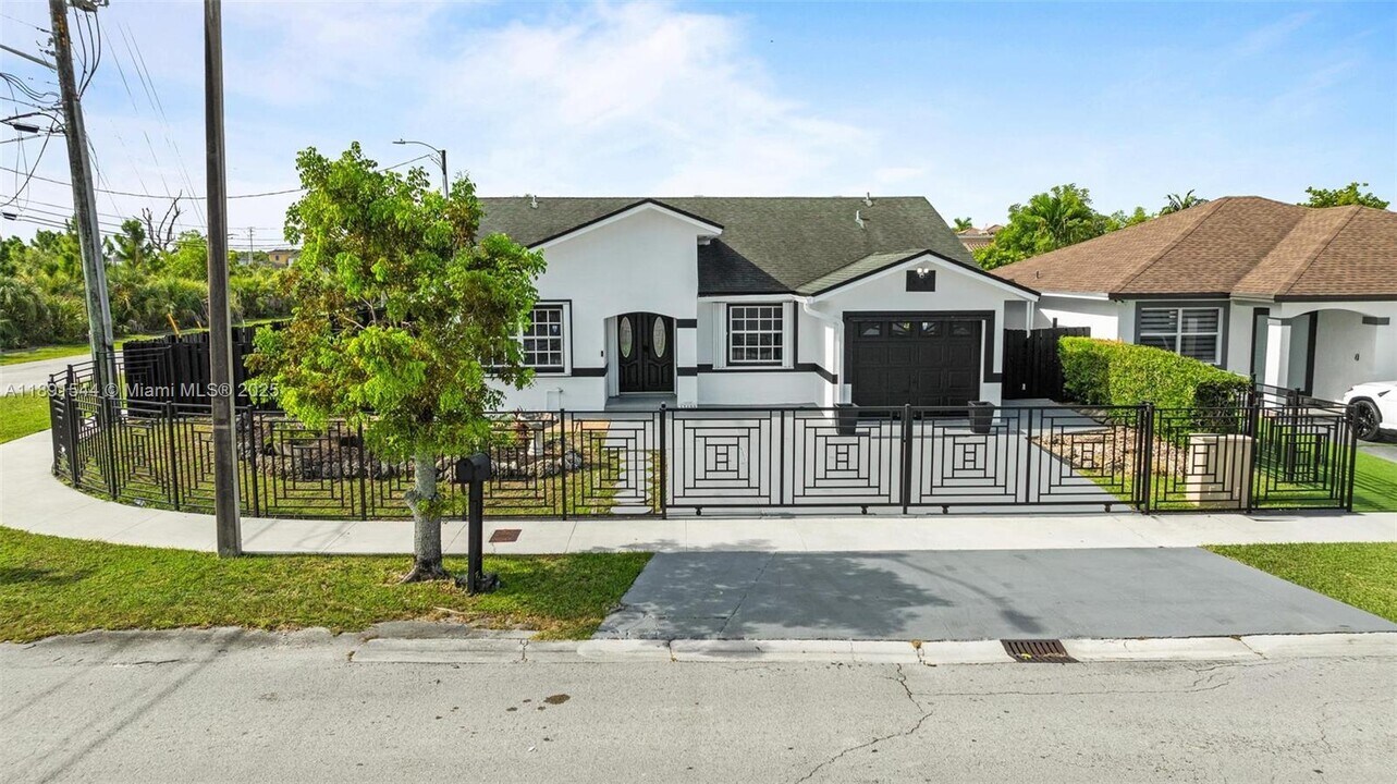 13400 SW 182nd St in Miami, FL - Building Photo