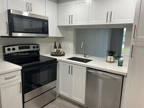 9450 Poinciana Pl in Davie, FL - Building Photo - Building Photo