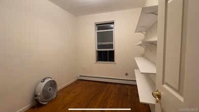 220-29 Hempstead Ave in Queens, NY - Foto de edificio - Building Photo