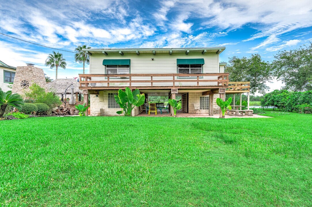 325 Palm Dr in Liverpool, TX - Building Photo