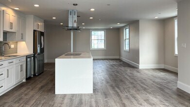 131 Cambridge St, Unit Unit A in Burlington, MA - Building Photo - Building Photo