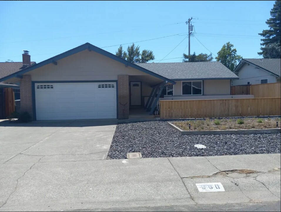 360 Lovers Ln in Vacaville, CA - Building Photo
