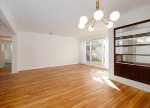 8123 Lindley Ave in Reseda, CA - Foto de edificio - Building Photo