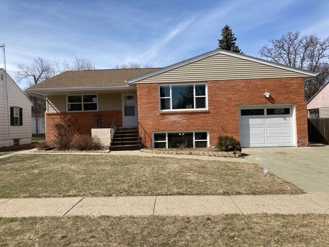 1220 N 4th St in Bismarck, ND - Building Photo - Building Photo