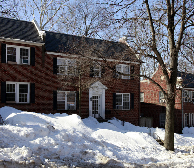 2642 39th St NW in Washington, DC - Foto de edificio - Building Photo