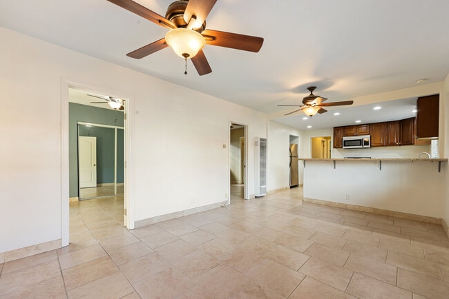 3896 Harney St in San Diego, CA - Foto de edificio - Building Photo