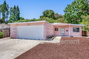 1588 Ridgecrest Rd in Pinole, CA - Building Photo