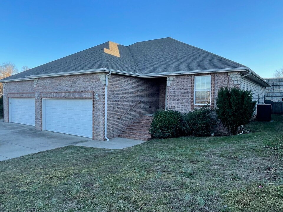 1350-1352 W Kirkwood St in Ozark, MO - Building Photo