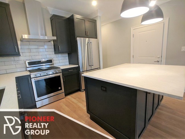 2319 N Southport Ave, Unit 2319-1S