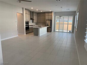 819 Silverton Spgs St in Henderson, NV - Building Photo - Building Photo