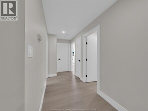 3177 Riverside Dr E in Windsor, ON - Foto de edificio - Building Photo