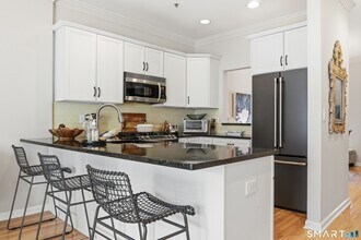 570 Danbury Rd in Ridgefield, CT - Building Photo - Building Photo