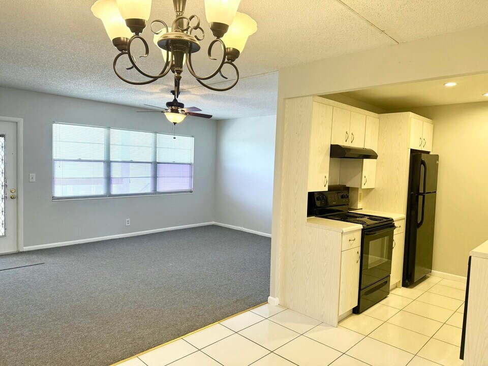 4010 Cornwall Dr in Boca Raton, FL - Building Photo