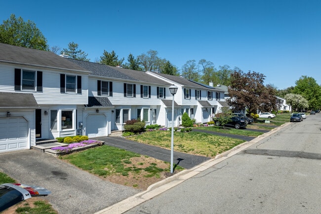 Middlesex Village Townhomes in Middlesex, NJ - Foto de edificio - Building Photo