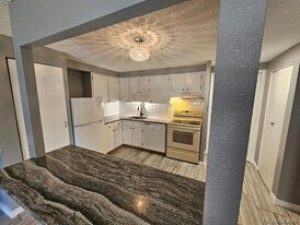 1302 S Parker Rd in Denver, CO - Building Photo