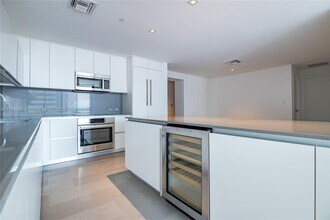 88 SW 7th St, Unit 1004 in Miami, FL - Building Photo - Building Photo