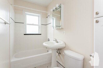 1202 W Wellington Ave, Unit 1 in Chicago, IL - Building Photo - Building Photo