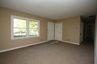 6824 Hillside Drive in Pewee Valley, KY - Foto de edificio - Building Photo