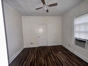 210 N 10th St in Gatesville, TX - Building Photo - Building Photo