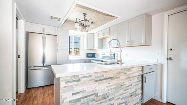 2020 W Union Hills Dr