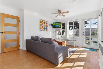 9 Sunset Ave, Unit Mid in Venice, CA - Building Photo - Building Photo