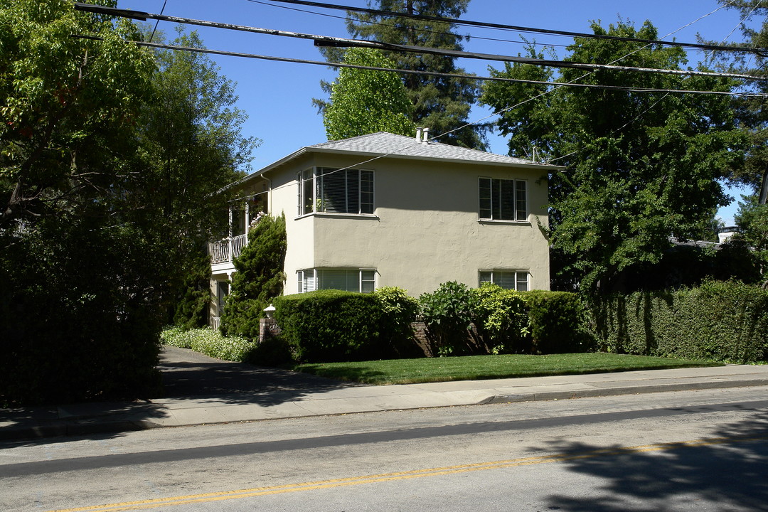 675 University Dr in Menlo Park, CA - Building Photo