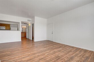 6955 N Durango Dr in Las Vegas, NV - Building Photo - Building Photo