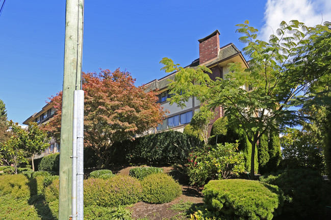 Earls Court in White Rock, BC - Building Photo - Building Photo