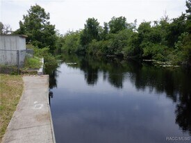 35433 Crescent Dr in Fruitland Park, FL - Building Photo