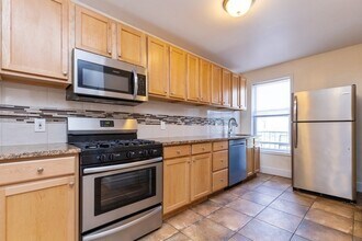 204 Christopher Columbus Dr in Jersey City, NJ - Building Photo - Building Photo